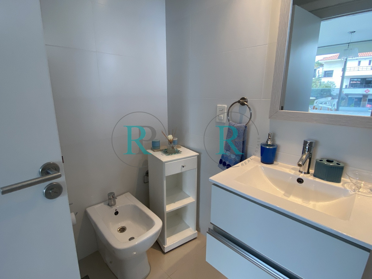 Apartamento ID.2346 - Venta amplio 2 dormitorios 2 baños  vista al mar con renta