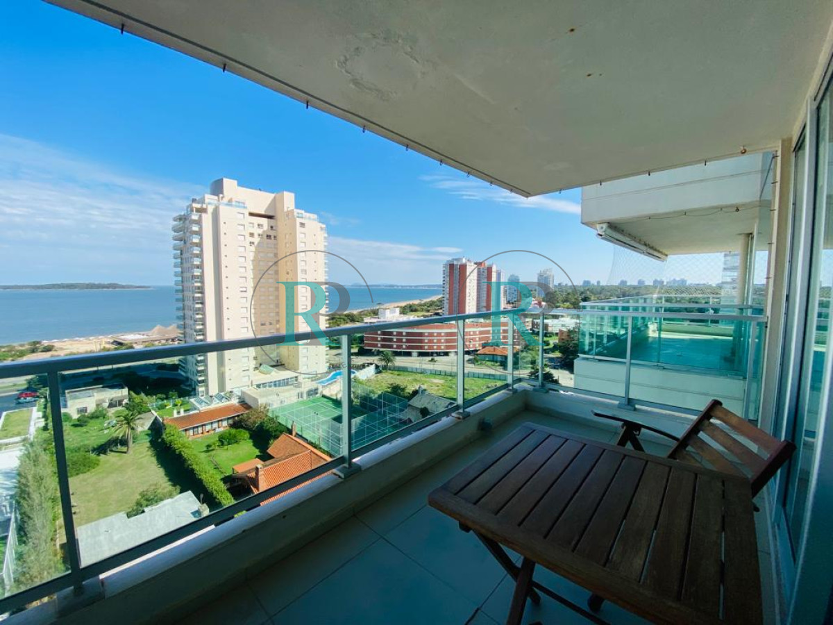 Apartamento ID.1202 - Venta de Apartamento de 2 dormitorios y 2 baños playa mansa con servicios y Espectacular vista al mar en Punta del Este.