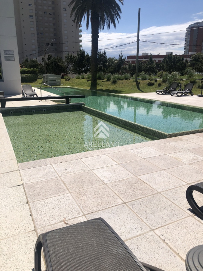 Apartamento ID.2827 - Venta Apartamento 2 dormitorios y 2 baños playa mansa con servicios y Espectacular vista al mar en Punta del Este.