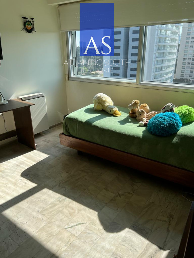 Apartamento ID.3195 - Venta de Excelente Apartamento de 3 dormitorios más dependencia en Punta del Este.