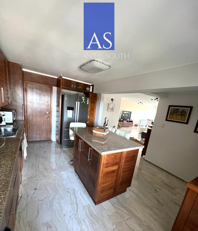 Apartamento ID.3195 - Venta de Excelente Apartamento de 3 dormitorios más dependencia en Punta del Este.