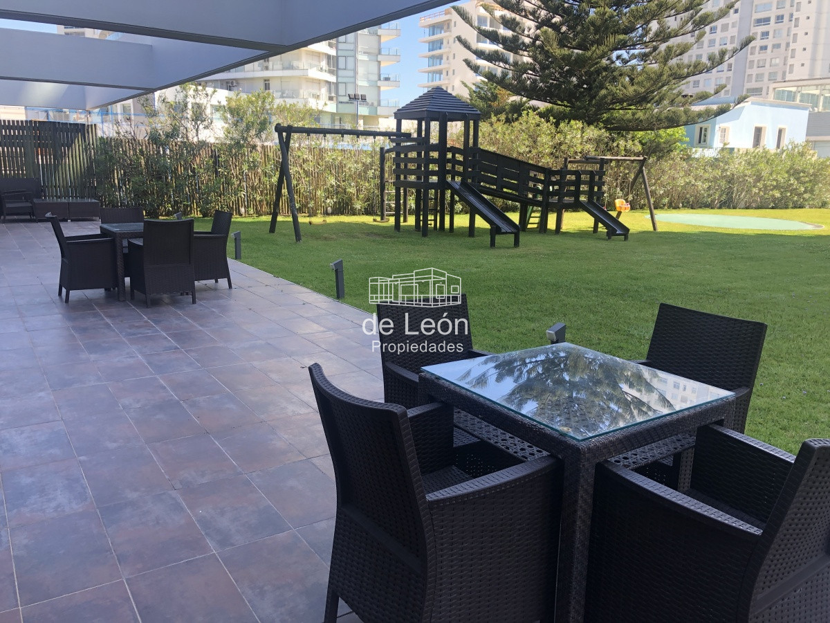 Apartamento ID.15177 - Venta de Apartamento de 2 dormitorios y 2 baños playa mansa con servicios y Espectacular vista al mar en Punta del Este.