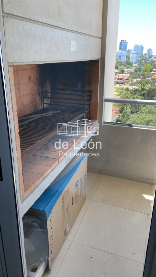 Apartamento ID.15177 - Venta de Apartamento de 2 dormitorios y 2 baños playa mansa con servicios y Espectacular vista al mar en Punta del Este.