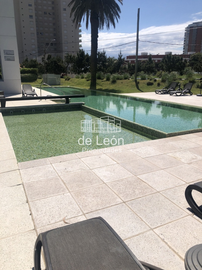 Apartamento ID.15177 - Venta de Apartamento de 2 dormitorios y 2 baños playa mansa con servicios y Espectacular vista al mar en Punta del Este.