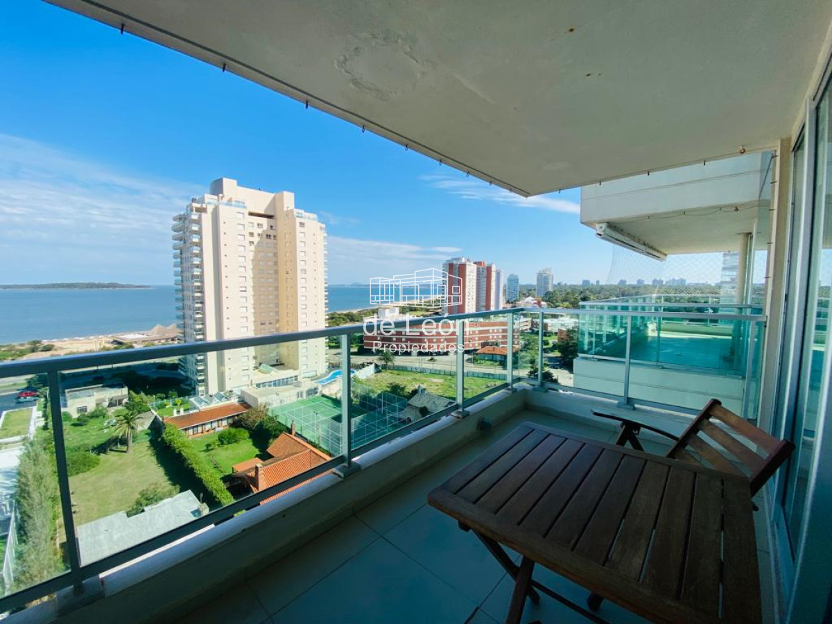 Apartamento ID.15177 - Venta de Apartamento de 2 dormitorios y 2 baños playa mansa con servicios y Espectacular vista al mar en Punta del Este.