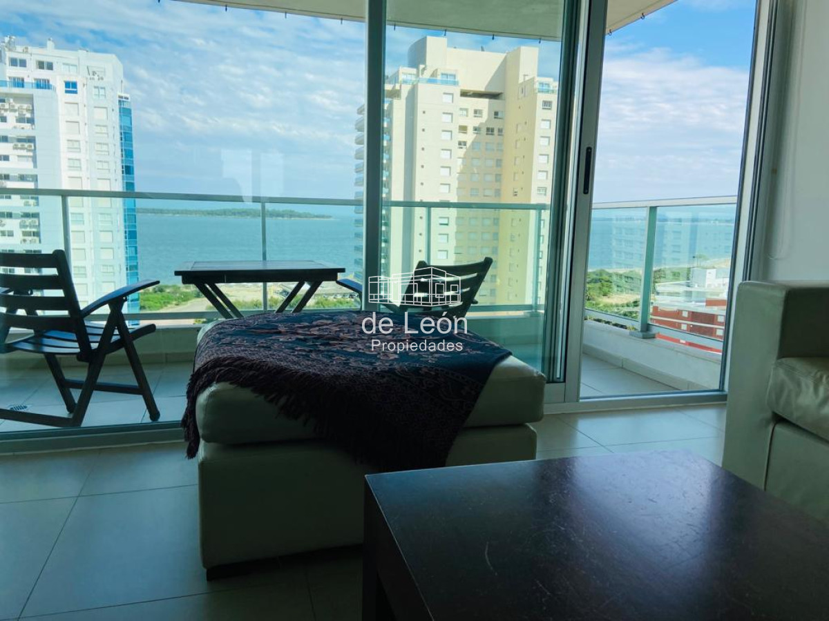 Apartamento ID.15177 - Venta de Apartamento de 2 dormitorios y 2 baños playa mansa con servicios y Espectacular vista al mar en Punta del Este.
