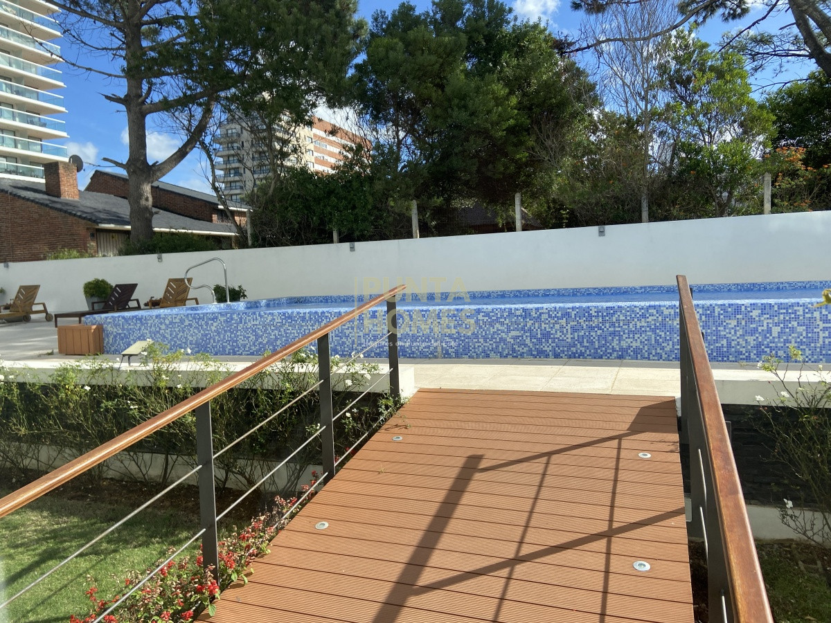 Apartamento ID.3801 - Venta amplio 2 dormitorios 2 baños  vista al mar con servicios 