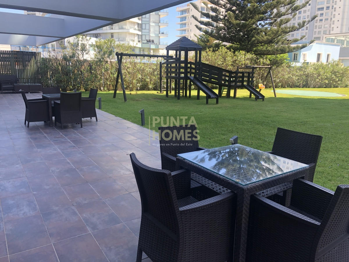 Apartamento ID.3786 - Venta de Apartamento de 2 dormitorios y 2 baños playa mansa con servicios y Espectacular vista al mar en Punta del Este.
