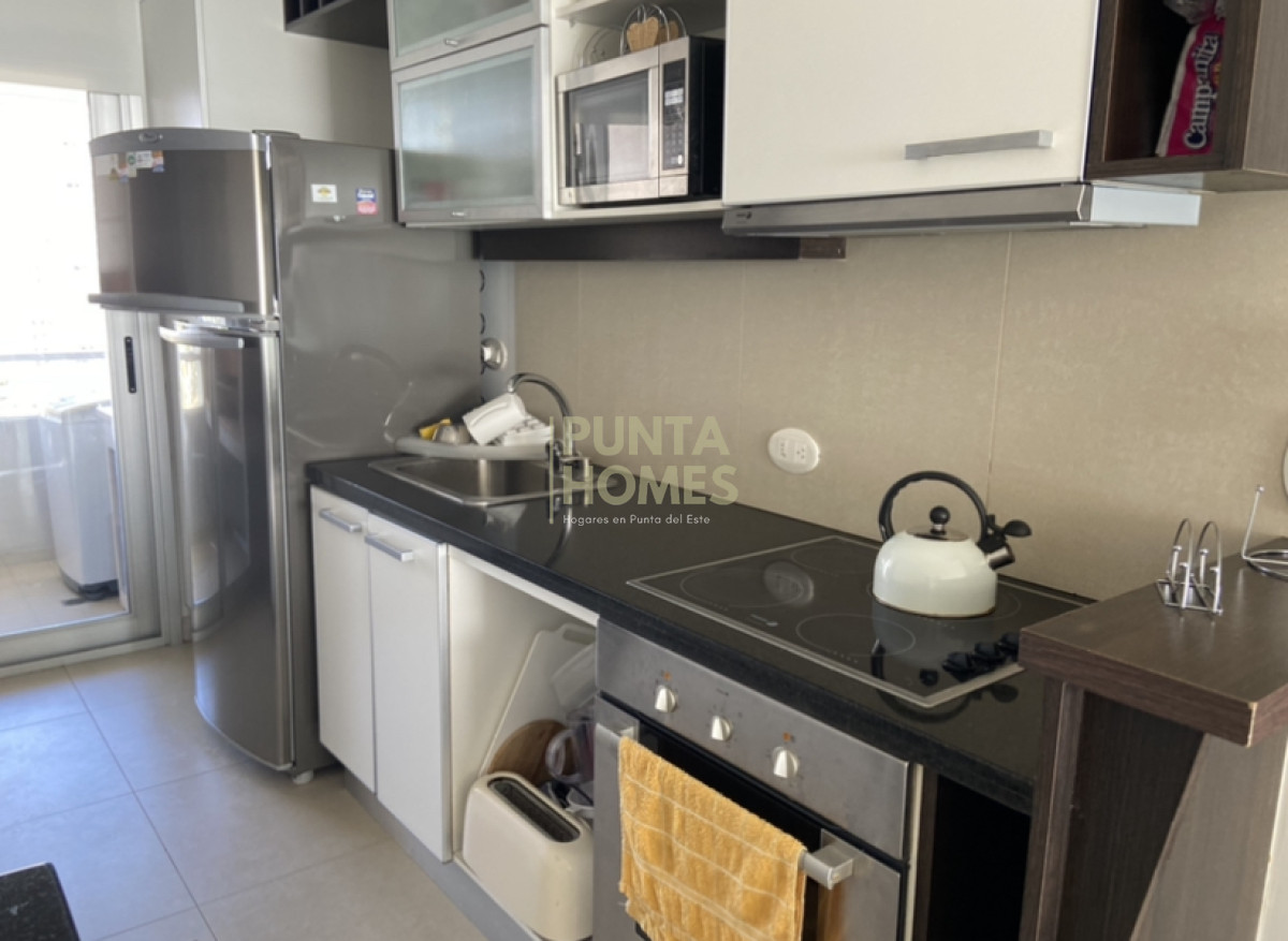 Apartamento ID.3786 - Venta de Apartamento de 2 dormitorios y 2 baños playa mansa con servicios y Espectacular vista al mar en Punta del Este.