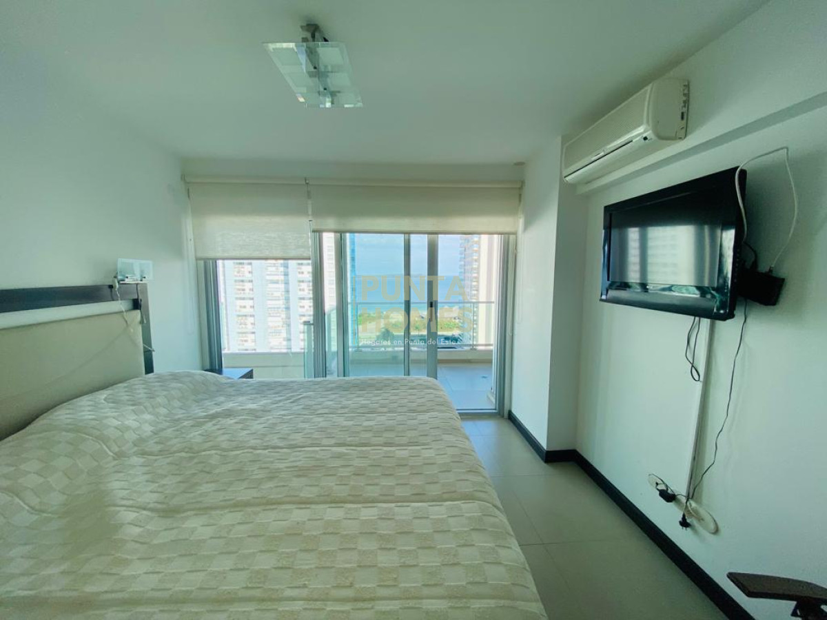 Apartamento ID.3786 - Venta de Apartamento de 2 dormitorios y 2 baños playa mansa con servicios y Espectacular vista al mar en Punta del Este.