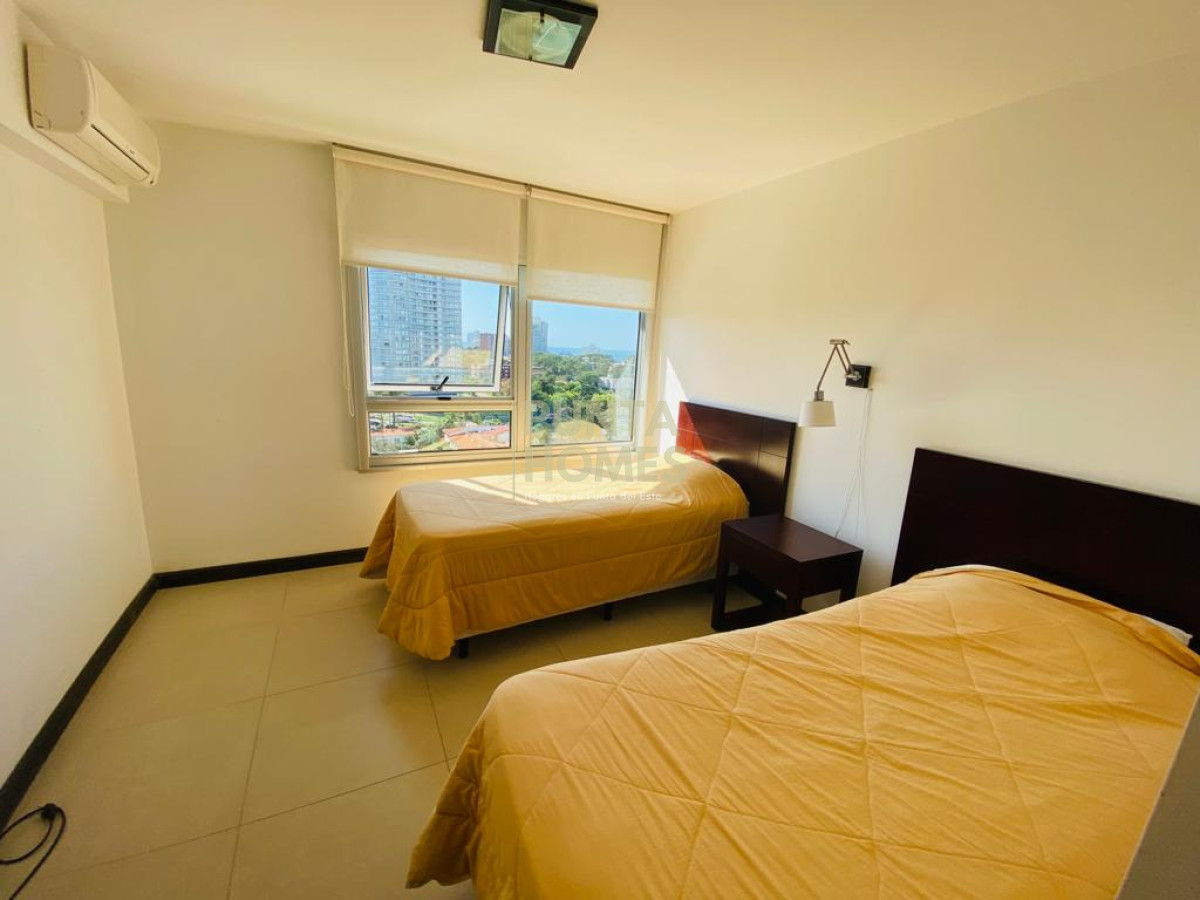 Apartamento ID.3786 - Venta de Apartamento de 2 dormitorios y 2 baños playa mansa con servicios y Espectacular vista al mar en Punta del Este.