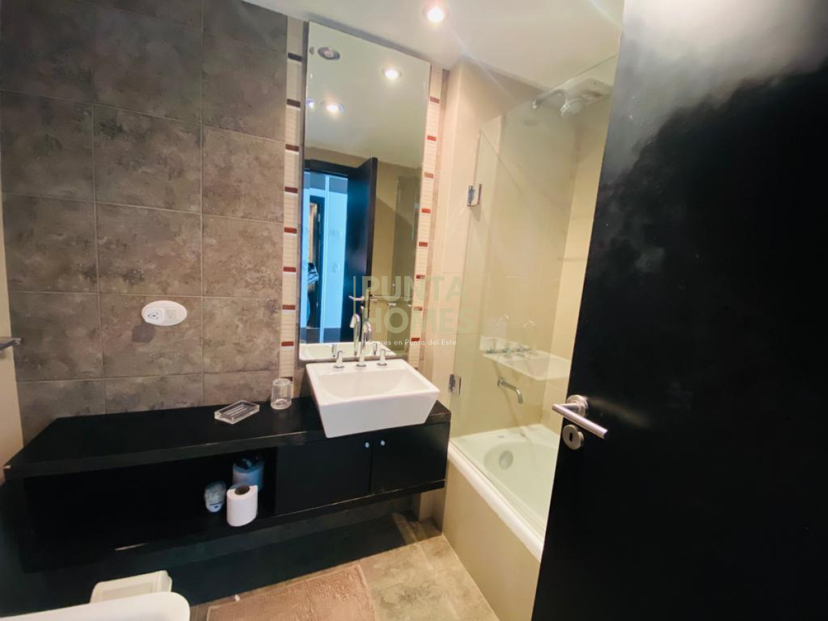Apartamento ID.3786 - Venta de Apartamento de 2 dormitorios y 2 baños playa mansa con servicios y Espectacular vista al mar en Punta del Este.