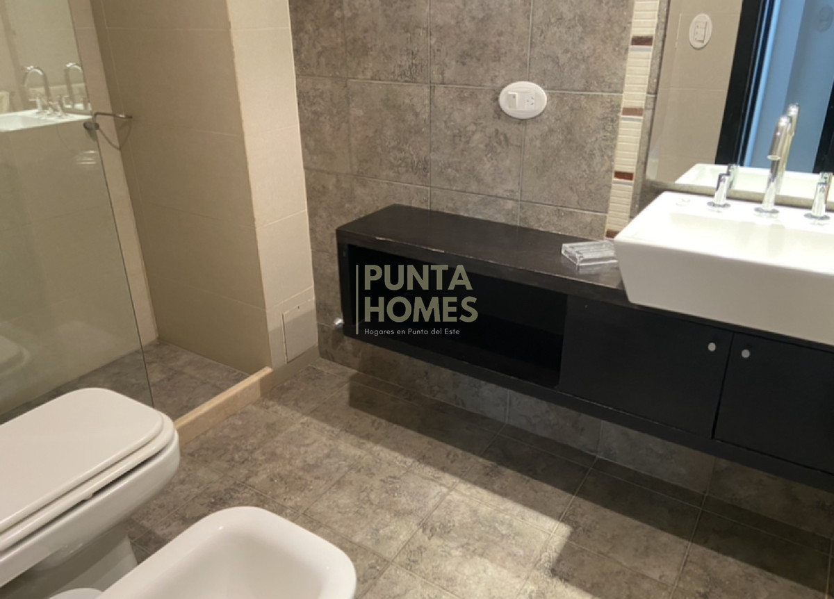 Apartamento ID.3786 - Venta de Apartamento de 2 dormitorios y 2 baños playa mansa con servicios y Espectacular vista al mar en Punta del Este.