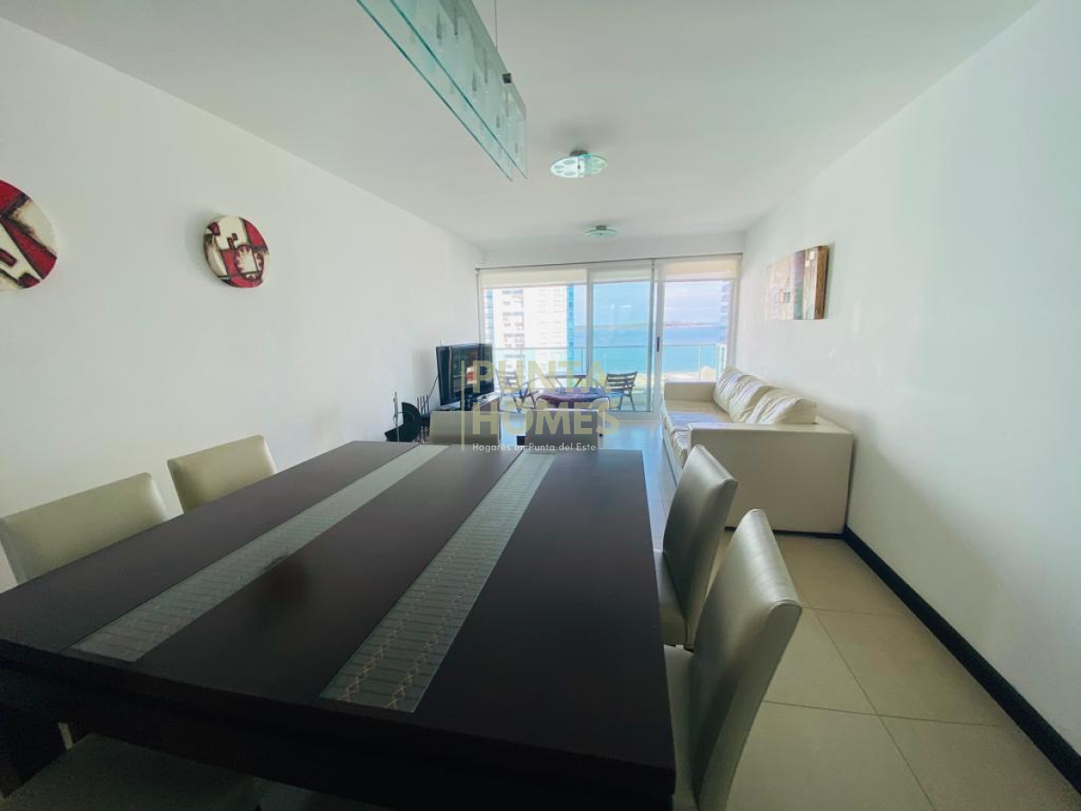 Apartamento ID.3786 - Venta de Apartamento de 2 dormitorios y 2 baños playa mansa con servicios y Espectacular vista al mar en Punta del Este.