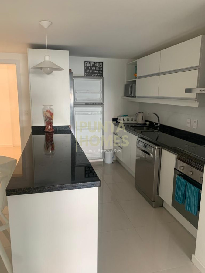 Apartamento ID.3801 - Venta amplio 2 dormitorios 2 baños  vista al mar con servicios 