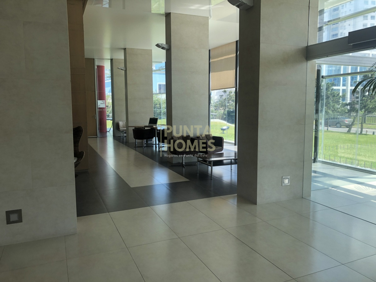 Apartamento ID.3786 - Venta de Apartamento de 2 dormitorios y 2 baños playa mansa con servicios y Espectacular vista al mar en Punta del Este.