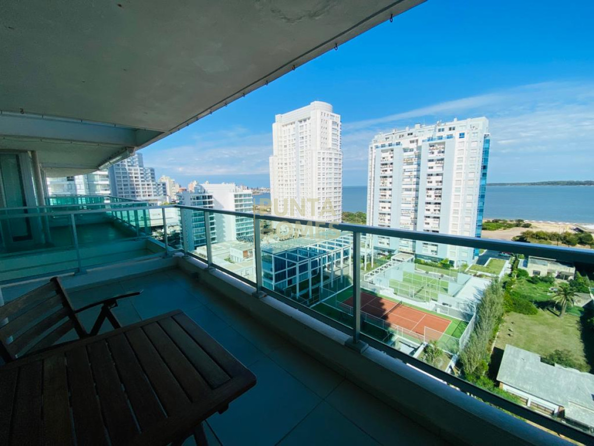 Apartamento ID.3786 - Venta de Apartamento de 2 dormitorios y 2 baños playa mansa con servicios y Espectacular vista al mar en Punta del Este.