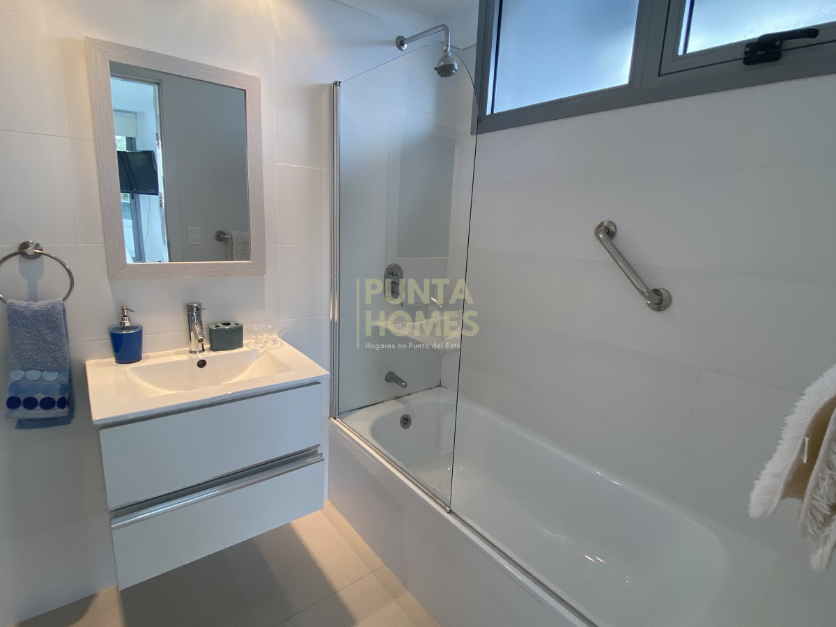 Apartamento ID.3801 - Venta amplio 2 dormitorios 2 baños  vista al mar con servicios 