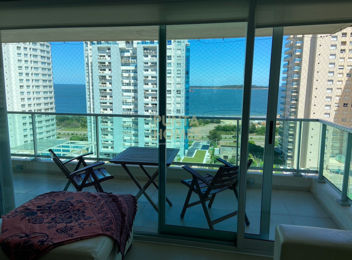 Apartamento ID.3786 - Venta de Apartamento de 2 dormitorios y 2 baños playa mansa con servicios y Espectacular vista al mar en Punta del Este.