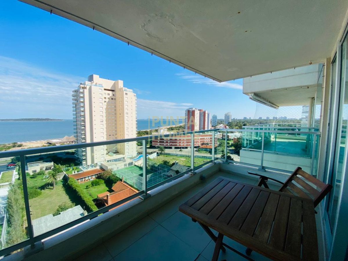 Apartamento ID.3786 - Venta de Apartamento de 2 dormitorios y 2 baños playa mansa con servicios y Espectacular vista al mar en Punta del Este.