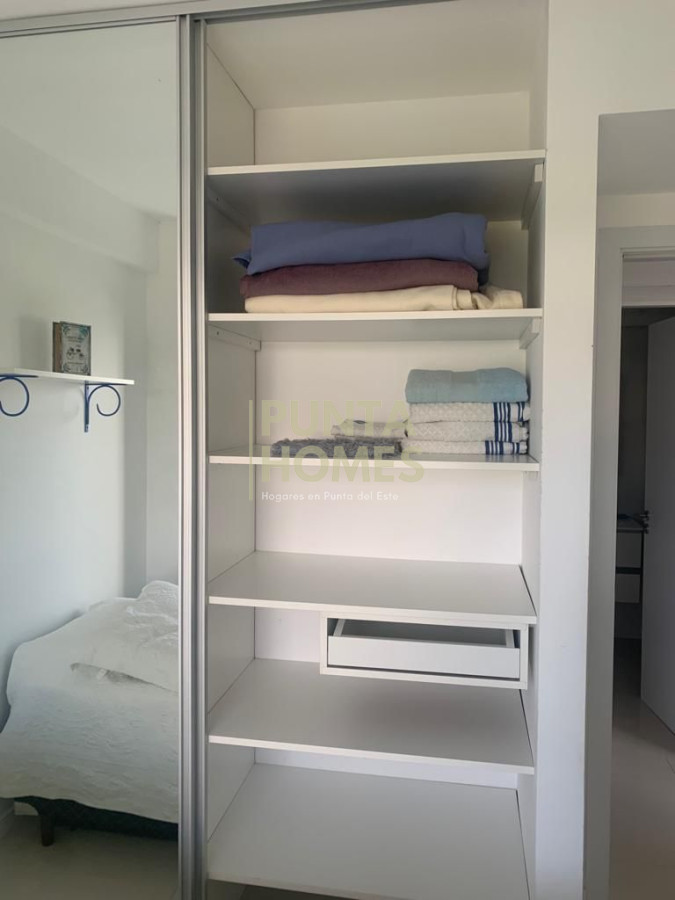Apartamento ID.3801 - Venta amplio 2 dormitorios 2 baños  vista al mar con servicios 