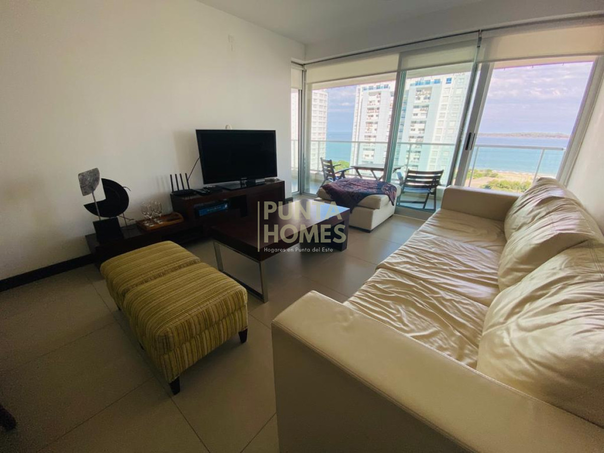 Apartamento ID.3786 - Venta de Apartamento de 2 dormitorios y 2 baños playa mansa con servicios y Espectacular vista al mar en Punta del Este.