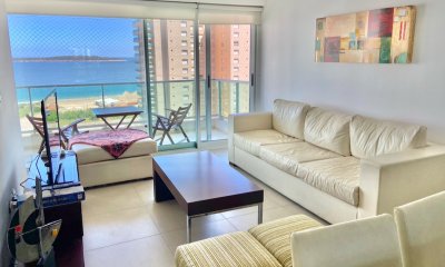 Venta de Apartamento de 2 dormitorios y 2 baños playa mansa con servicios y Espectacular vista al mar en Punta del Este.