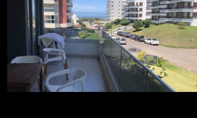 Venta amplio 2 dormitorios 2 baños  vista al mar con servicios