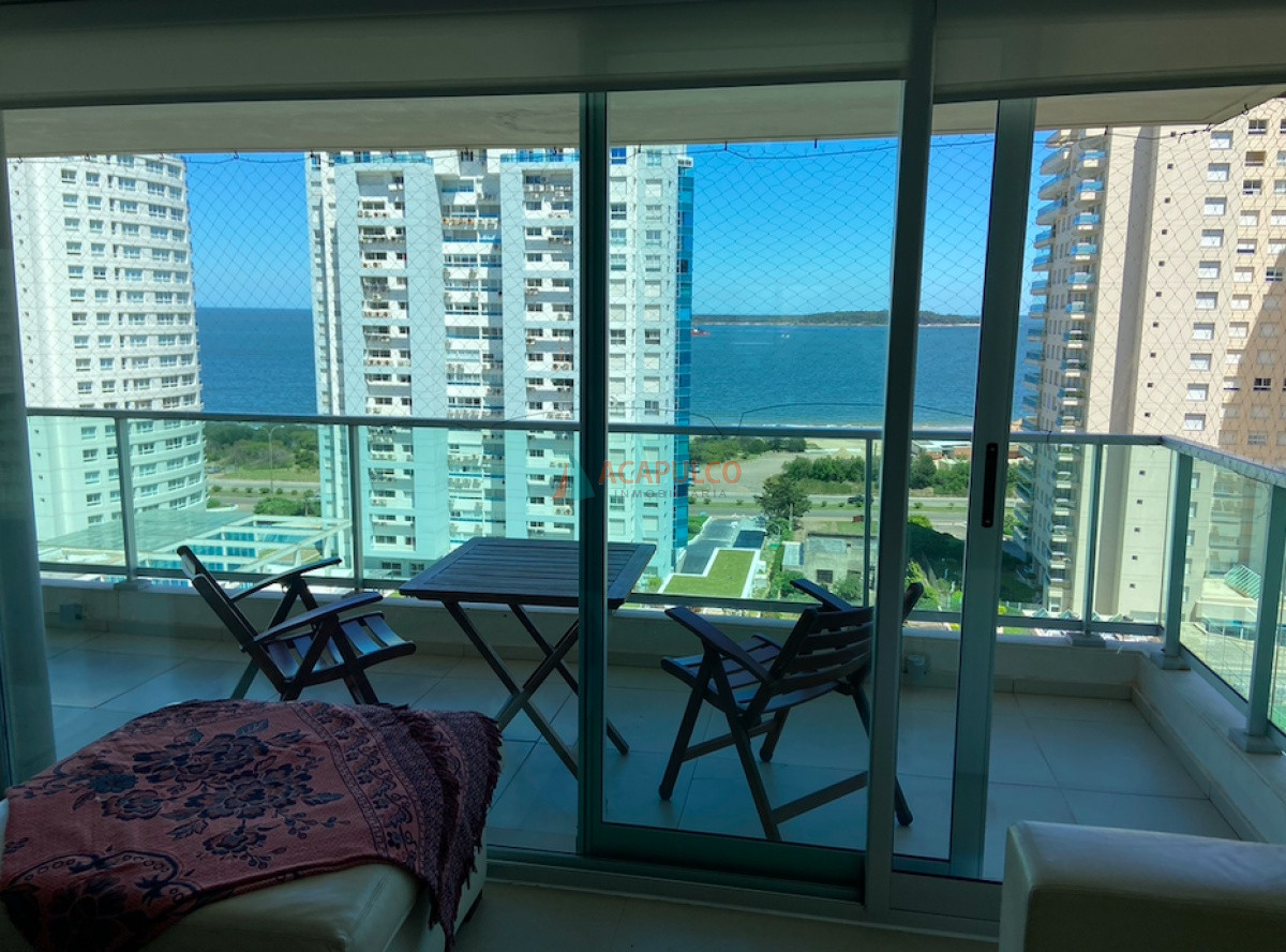 Apartamento Ref.4629/Venta-de-Apartamento-de-2-dormitorios-y-2-baños-playa-mansa-con-servicios-y-Espectacular-vista-al-mar-en-Punta-del-Este. - Venta de Apartamento de 2 dormitorios y 2 baños playa mansa con servicios y Espectacular vista al mar en Punta del Este.
