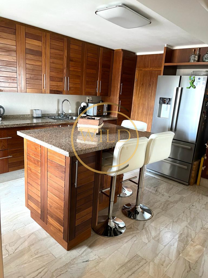 Apartamento ID.1417 - Venta de Excelente Apartamento de 3 dormitorios más dependencia en Punta del Este.