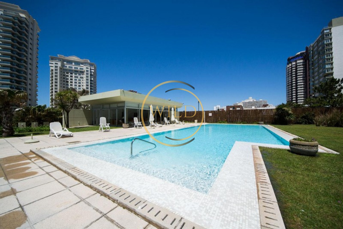 Apartamento ID.2463 - Alquiler de temporada 3 dormitorios primera linea mansa con vista al mar
