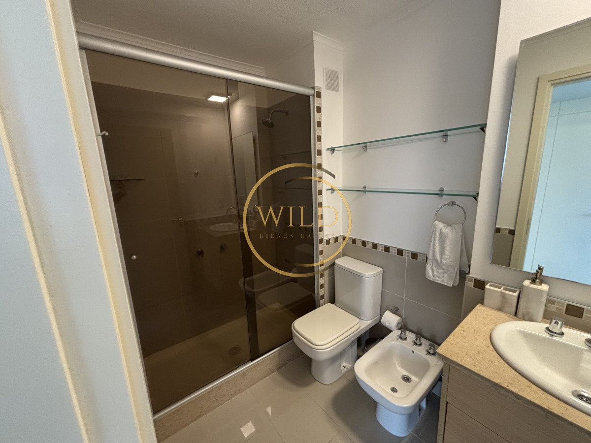 Apartamento ID.2424 - Alquiler invernal y verano 2 dormitorios 2 baños en torre de categoría con todos los servicios