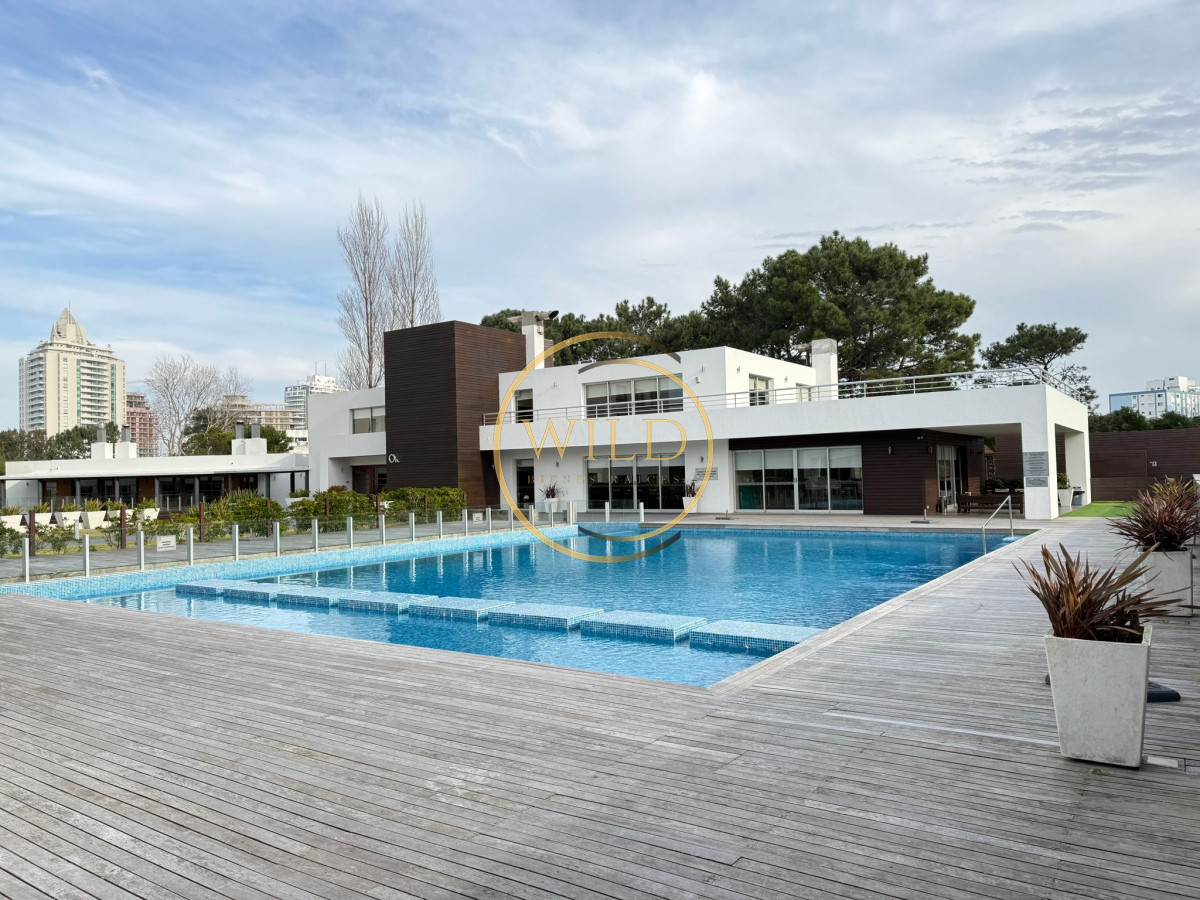 Apartamento ID.2424 - Alquiler invernal y verano 2 dormitorios 2 baños en torre de categoría con todos los servicios