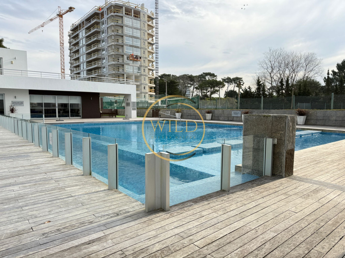 Apartamento ID.2424 - Alquiler invernal y verano 2 dormitorios 2 baños en torre de categoría con todos los servicios