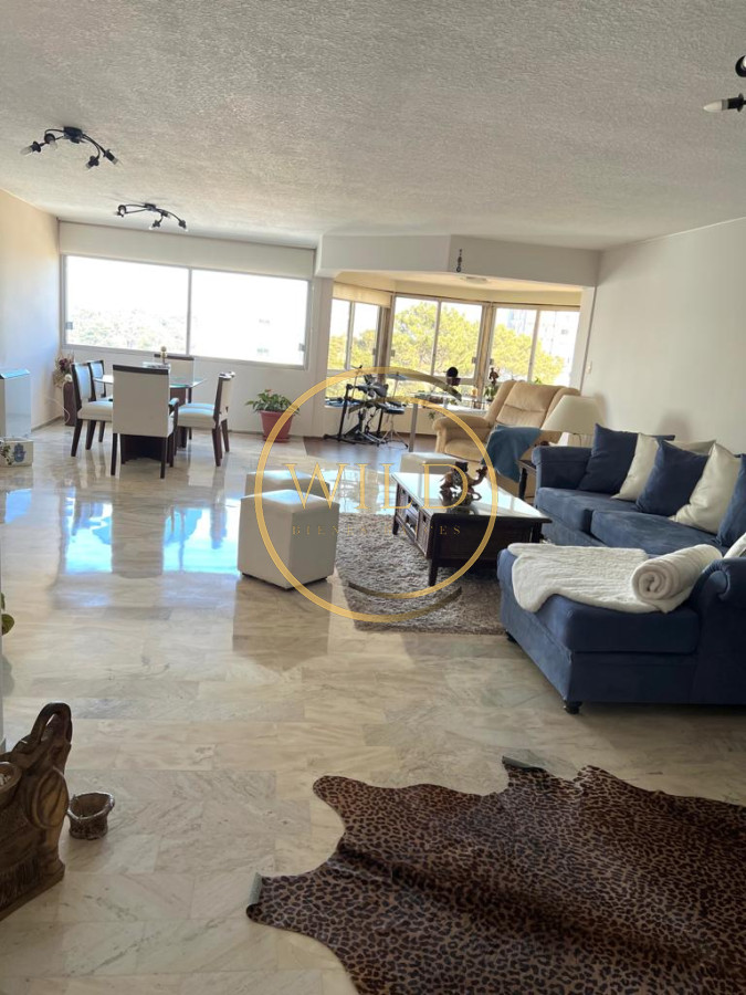 Apartamento ID.1417 - Venta de Excelente Apartamento de 3 dormitorios más dependencia en Punta del Este.