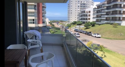 Venta amplio 2 dormitorios 2 baños  vista al mar con servicios 