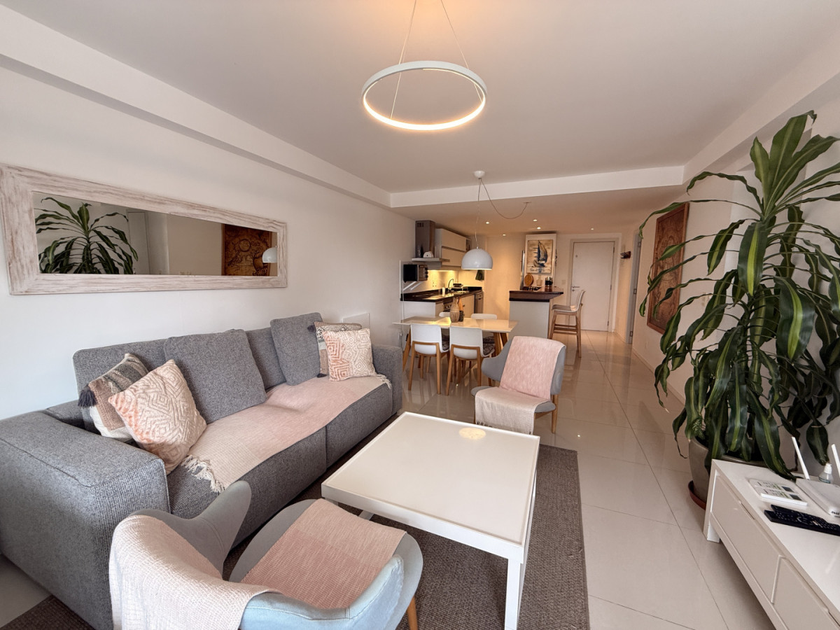 Amplio apartamento 3 dormitorios en Aida Grill a pasos de Playa Brava 