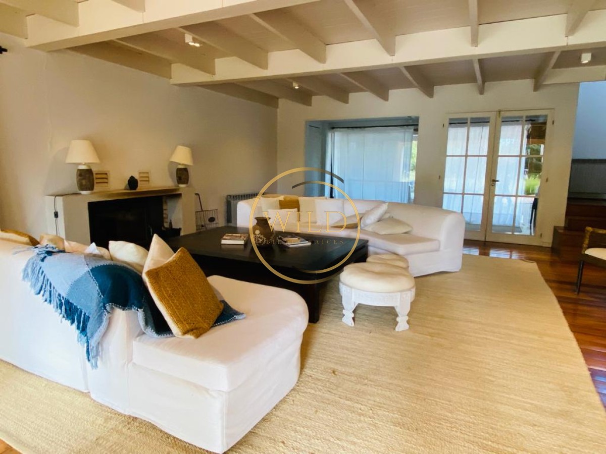 Casa ID.1688 - Venta de Espectacular Casa en Venta San Rafael casi Golf 3 suites más dependencia y piscina