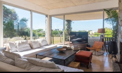 Venta Y Alquiler De Casa De 4 Dormitorios En Club De Mar, A Metros De La Playa (cm57)