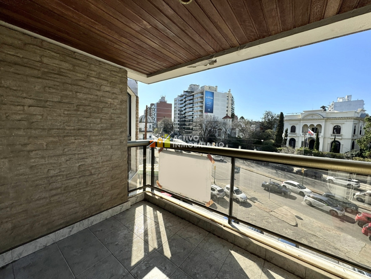 Apartamento ID.282 - Venta apartamento 3 dormitorios + servicio + 2 garages  - Pocitos 