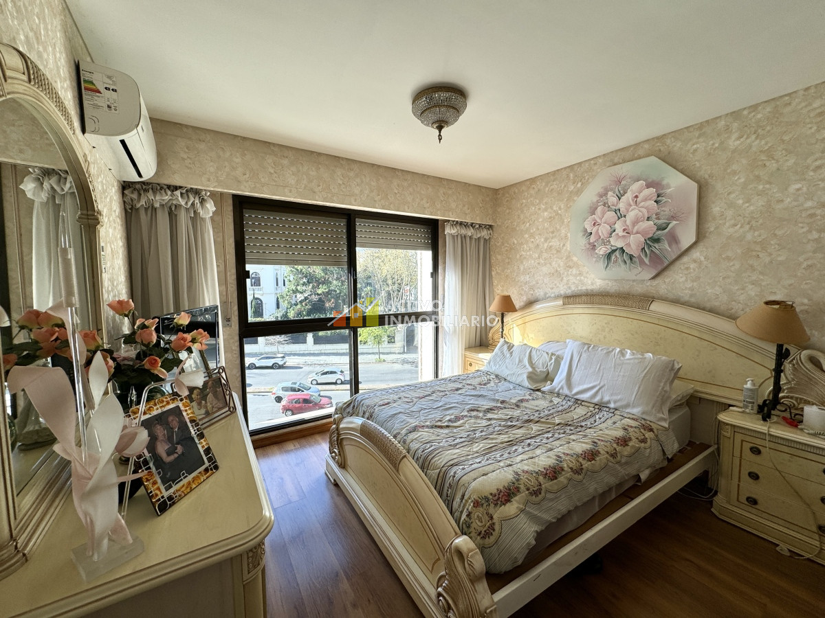 Apartamento ID.282 - Venta apartamento 3 dormitorios + servicio + 2 garages  - Pocitos 