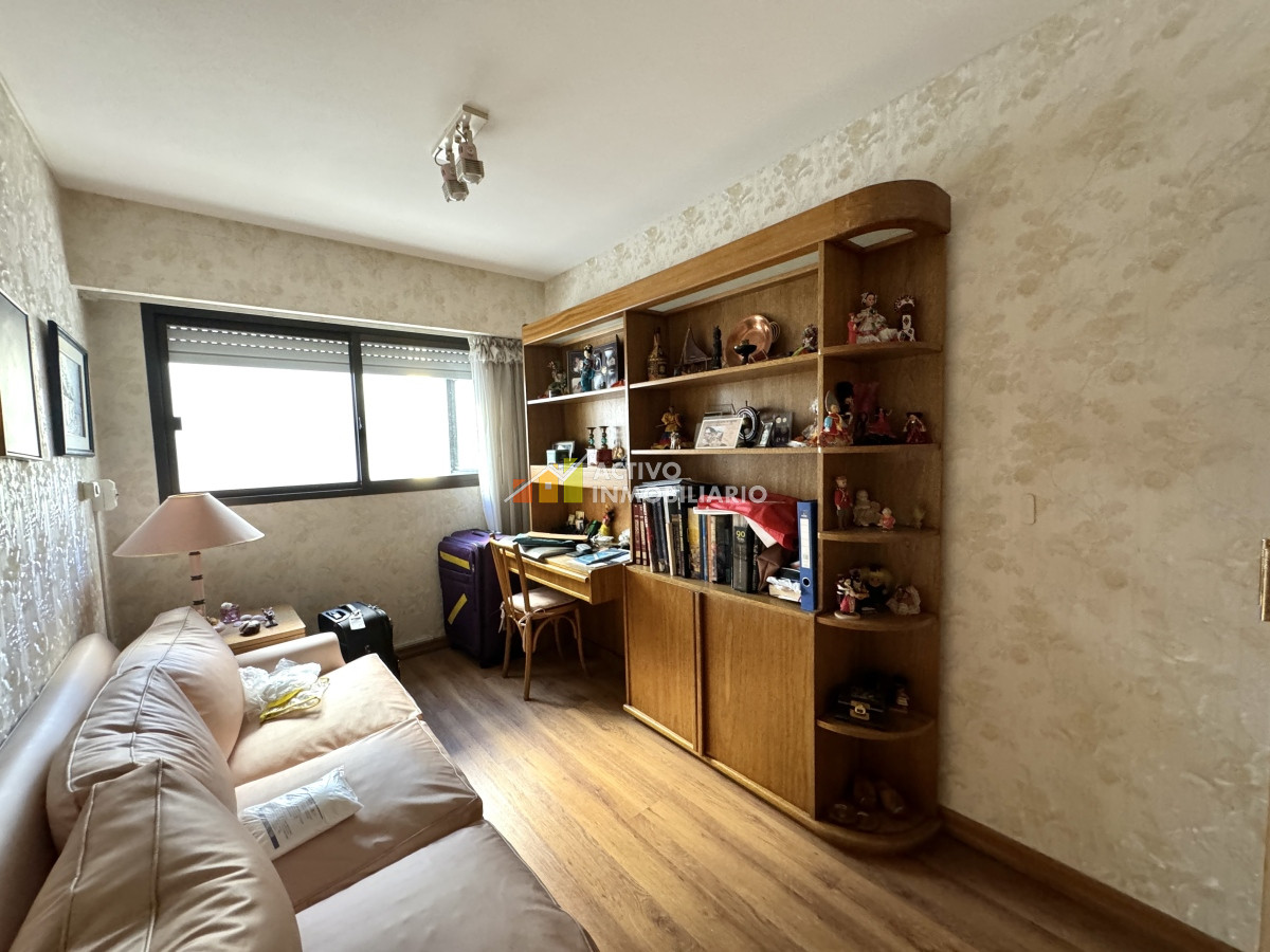 Apartamento ID.282 - Venta apartamento 3 dormitorios + servicio + 2 garages  - Pocitos 