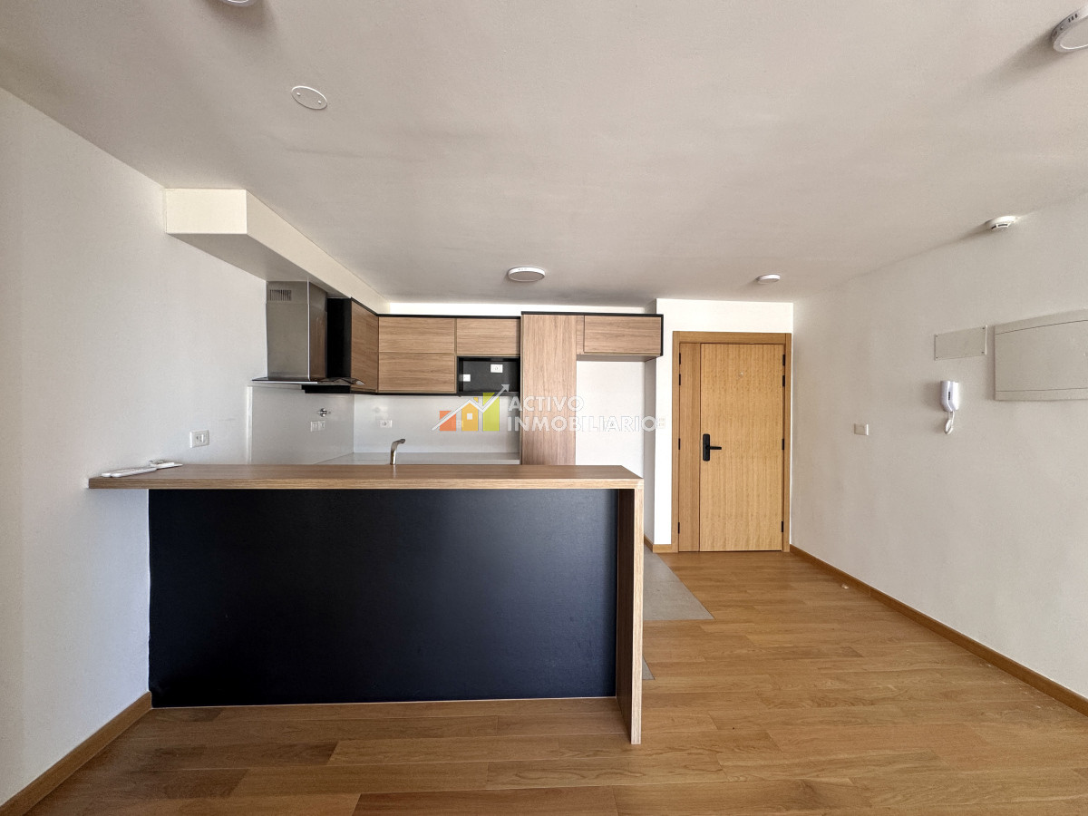 Apartamento ID.386 - Alquiler apartamento 1 dormitorio al frente piso alto con balcón 