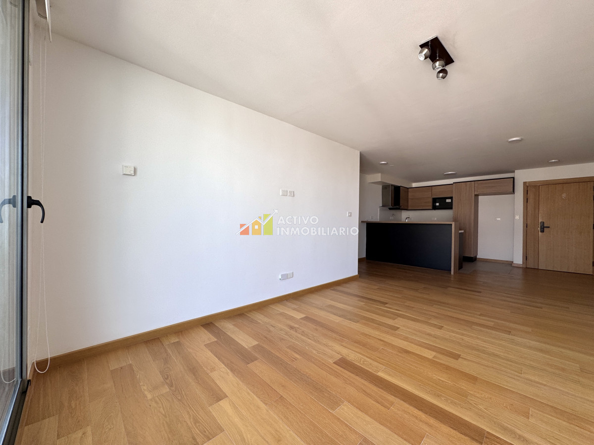 Apartamento ID.386 - Alquiler apartamento 1 dormitorio al frente piso alto con balcón 
