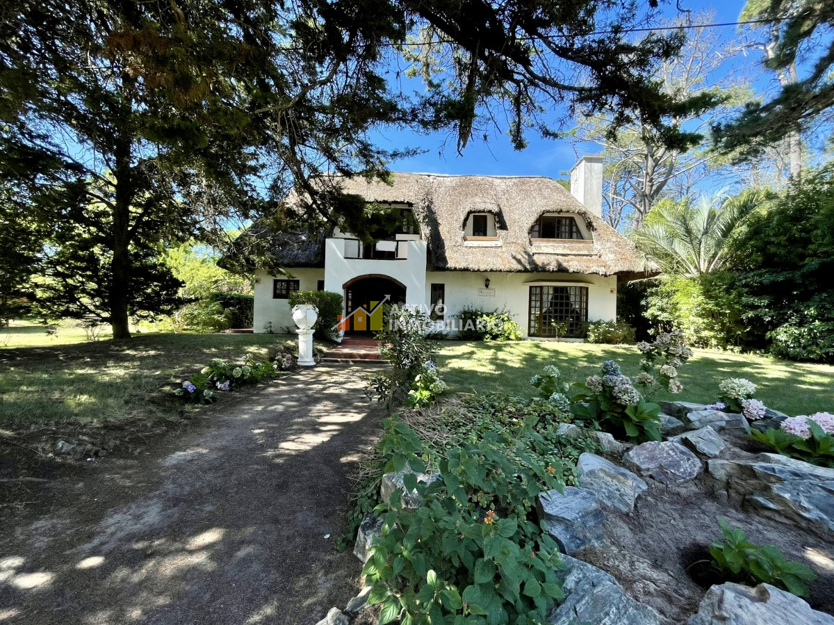 Casa ID.162 - Venta Chalet 5 dormitorios + barbacoa - Punta Del Este 