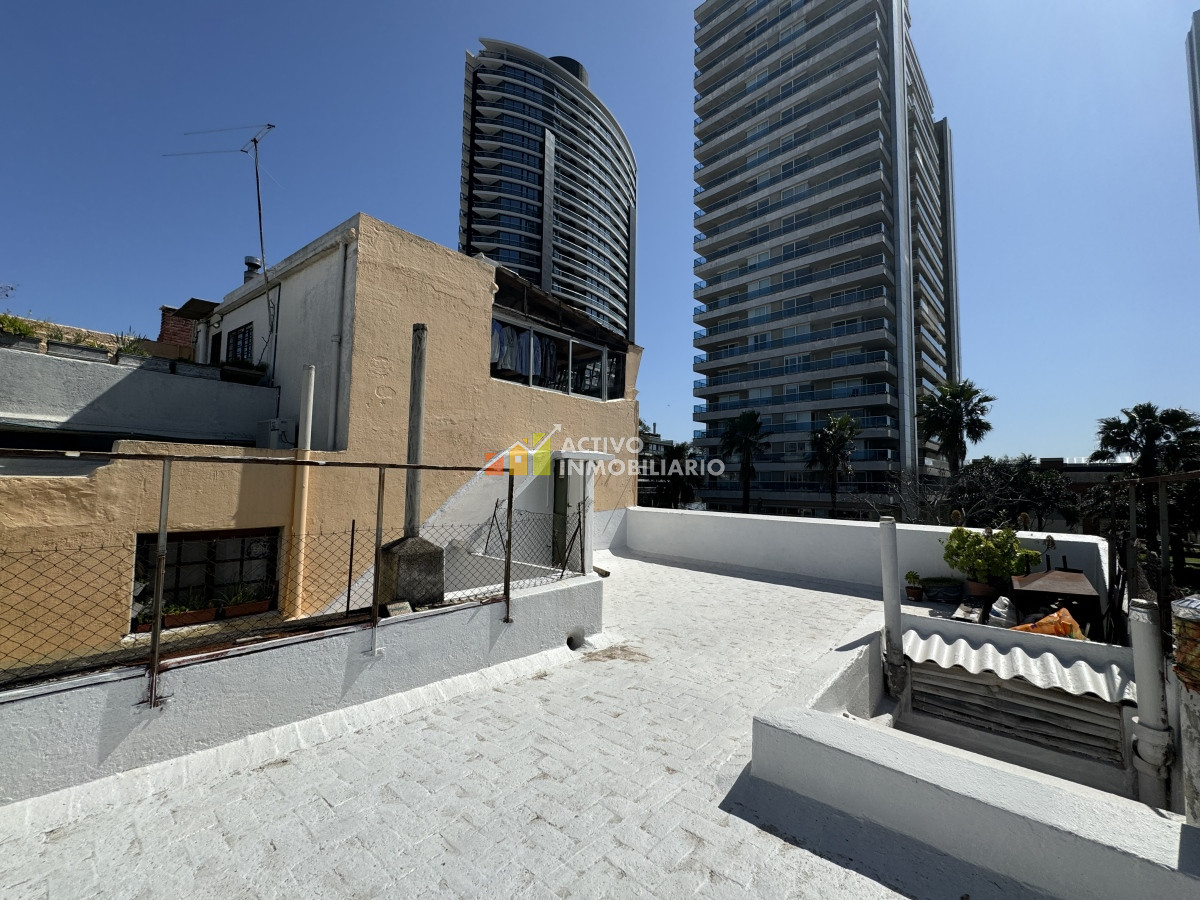 Casa ID.285 - Venta casa de altos con renta 2 dormitorios + azotea (sin gastos comunes) - Buceo