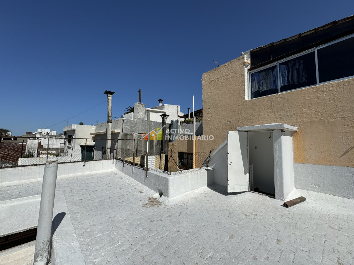 Casa ID.285 - Venta casa de altos con renta 2 dormitorios + azotea (sin gastos comunes) - Buceo
