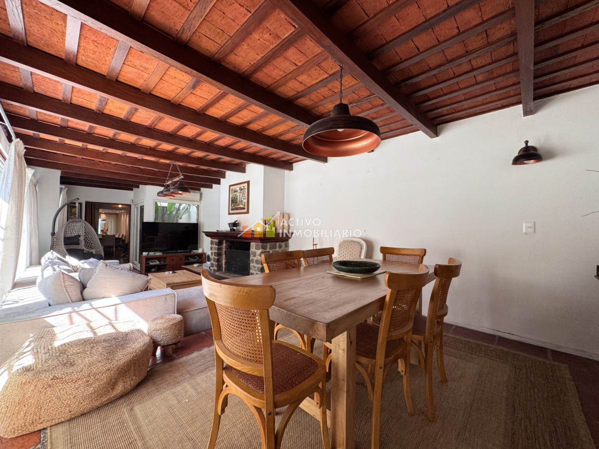 Casa ID.544 - Venta casa 5 dormitorios con garaje doble barbacoa y piscina-Punta carretas