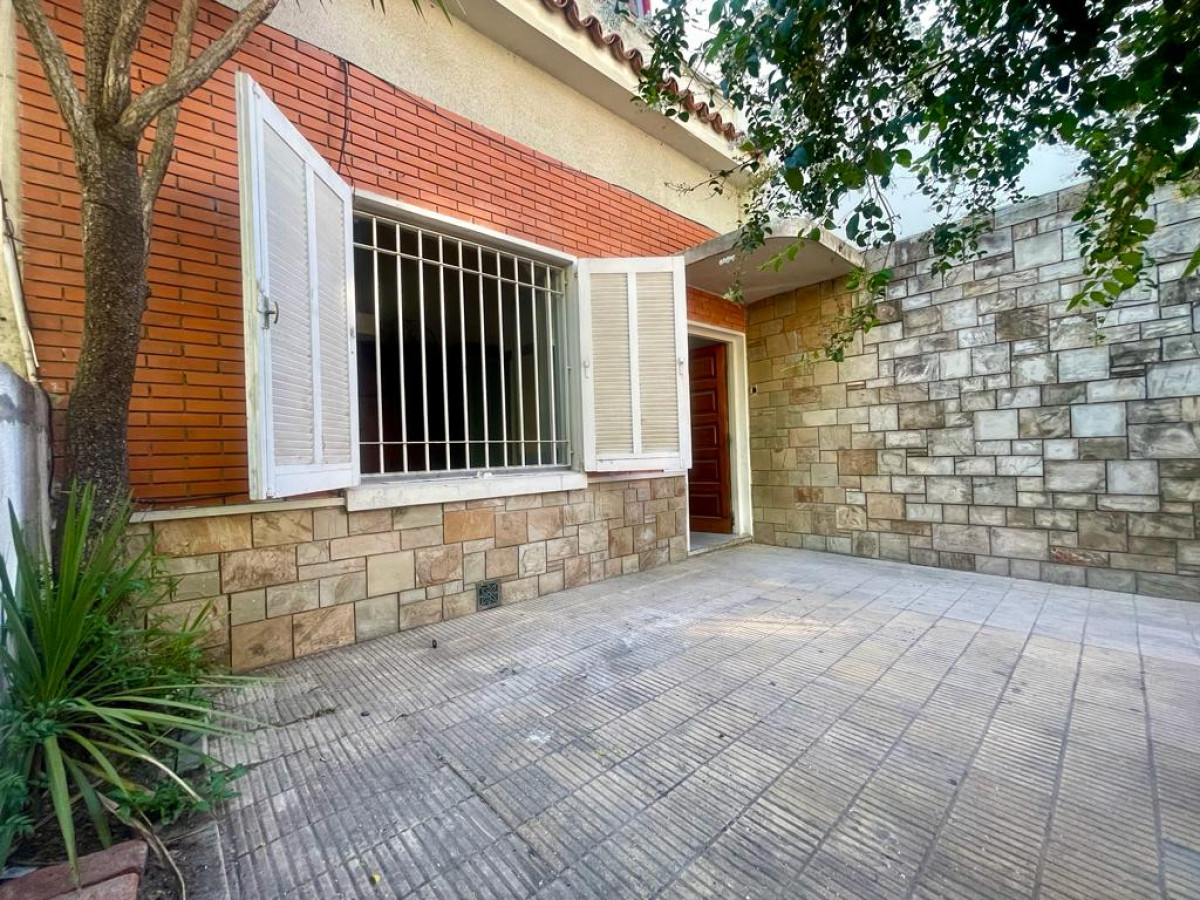 Casa reciclada con renta 3 dormitorios + patio + azotea - La blanqueada 