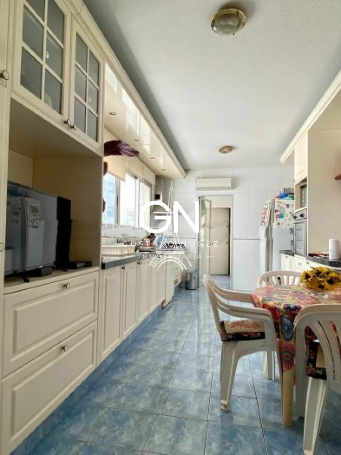 Apartamento ID.3945 - Frente a la rambla de Pocitos.